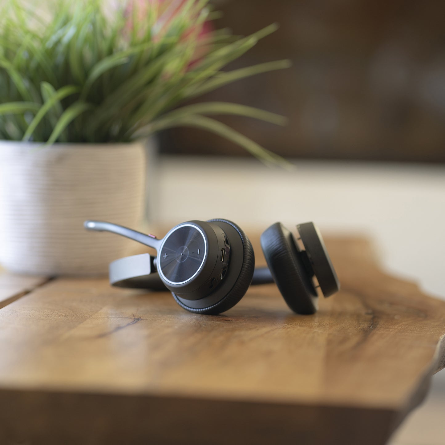 HP INC. Poly Voyager 4320 USB-C Headset + BT700 dongle + Charging Stand